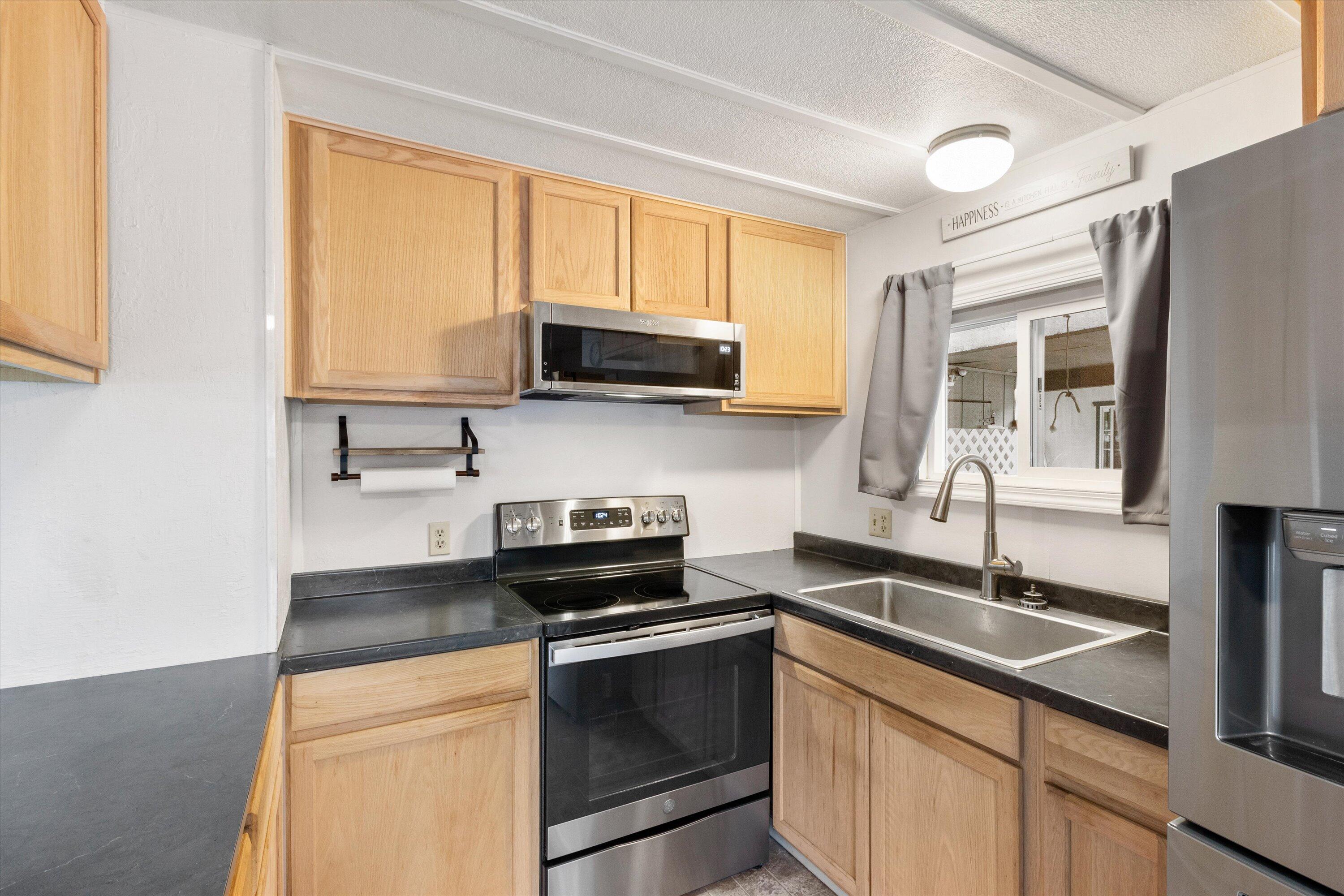 2252 Table Rock Road, Unit 9 Medford, OR 97501 - Photo 11 of 27 11-2252 Table Rock Rd #9-11