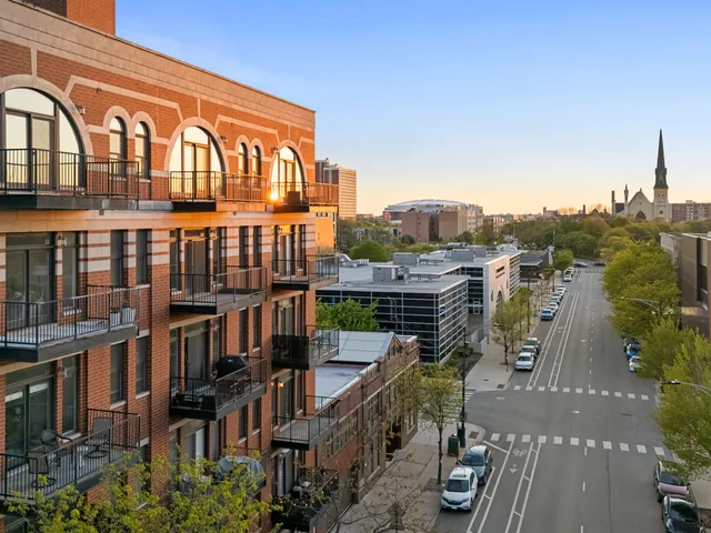 $695,000 | 1355 West Washington Boulevard, Unit 4D, Chicago, IL 60607