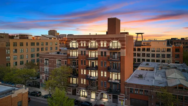 $695,000 | 1355 West Washington Boulevard, Unit 4D, Chicago, IL 60607