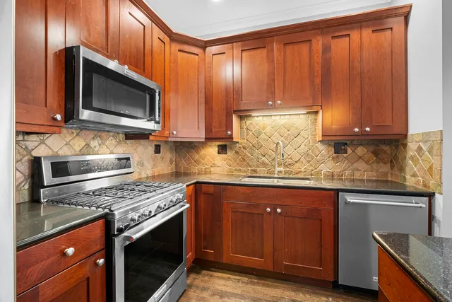 $695,000 | 1355 West Washington Boulevard, Unit 4D, Chicago, IL 60607