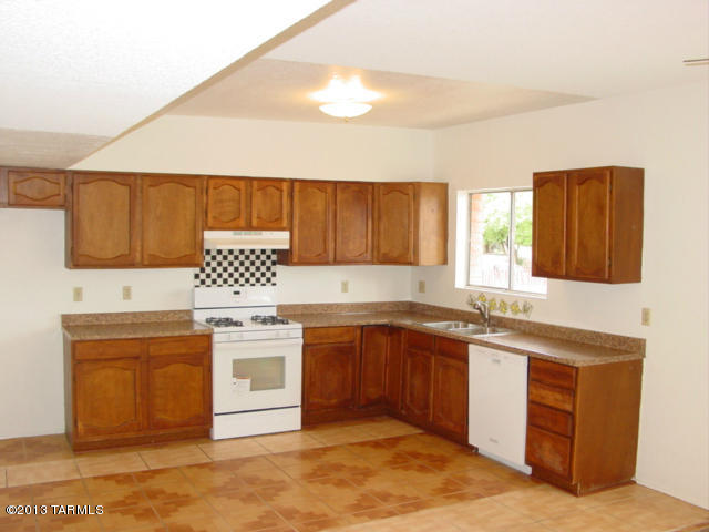 2632 West Capistrano Road Tucson, AZ 85746 - Photo 2 of 14 a kitchen with a sink and cabinets