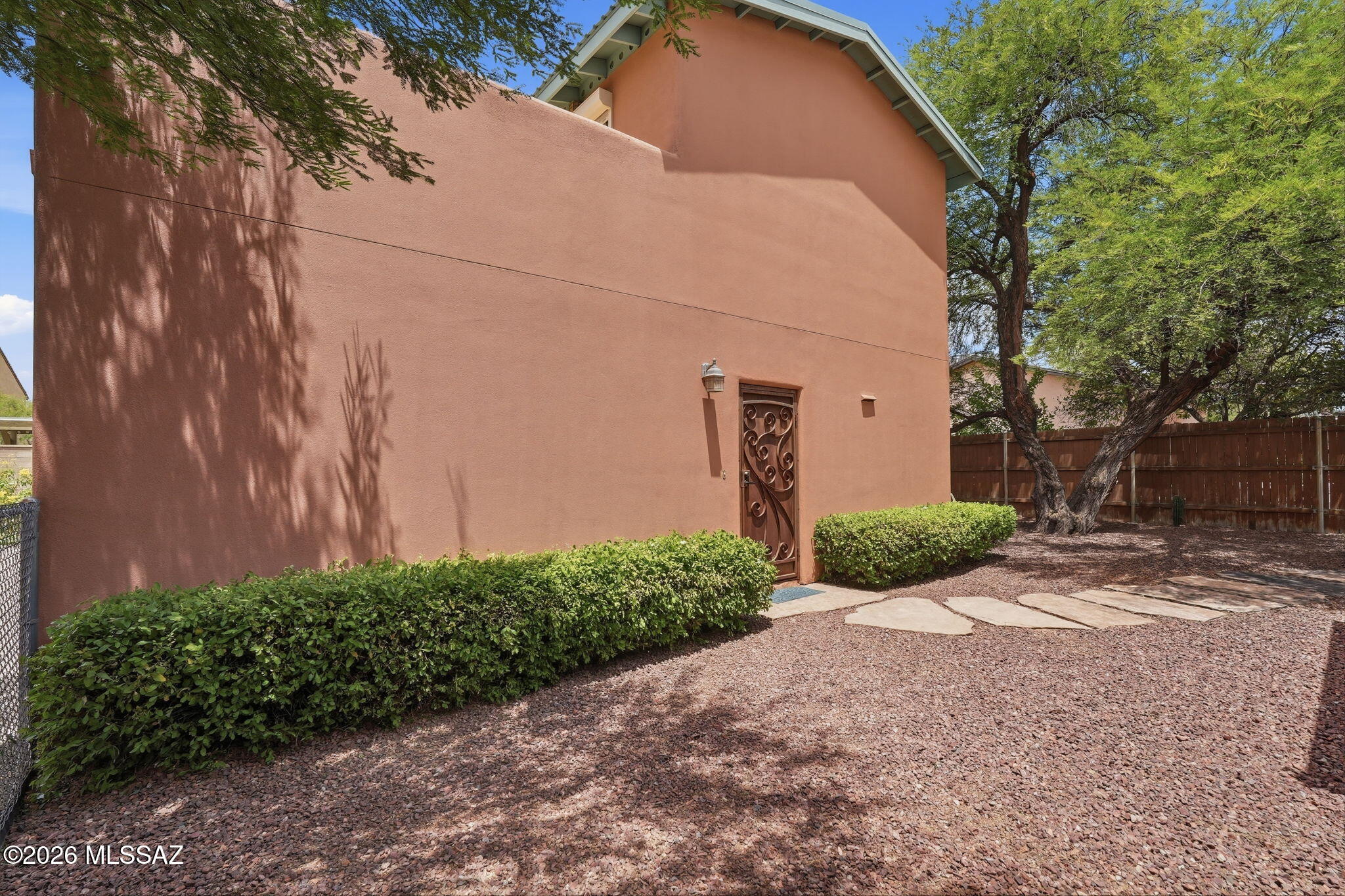 1125 East Kleindale Road Tucson, AZ 85719 - Photo 28 of 49 a front view of a house with garden
