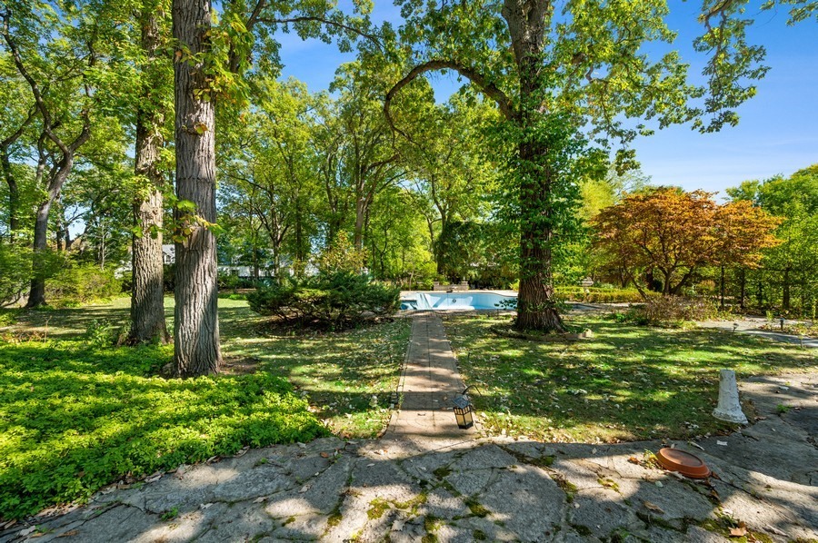 39 Locust Road Winnetka, IL 60093 - Photo 2 of 16 a view of backyard with green space