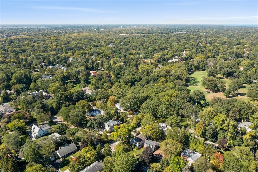 39 Locust Road Winnetka, IL 60093 - Photo 13 of 16 an aerial view of residential houses with city view