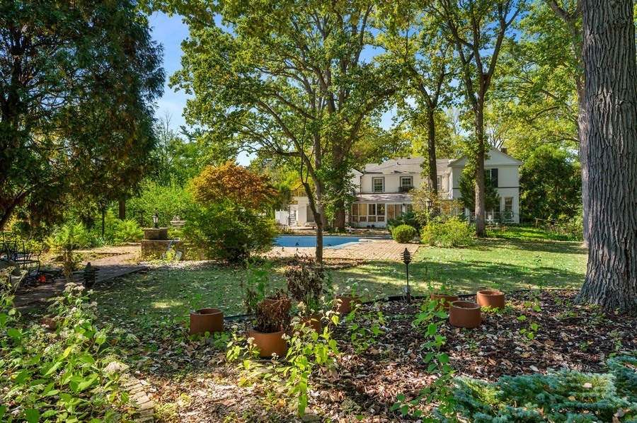 39 Locust Road Winnetka, IL 60093 - Photo 3 of 16 a view of a backyard with large trees
