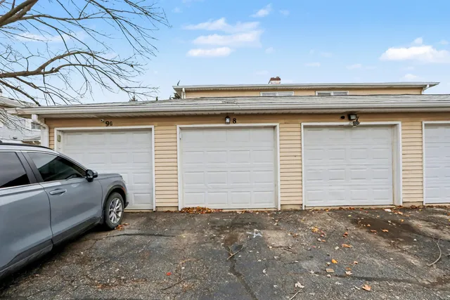 $199,900 | 8 Wildwood Lane, Unit G, Bolingbrook, IL 60440