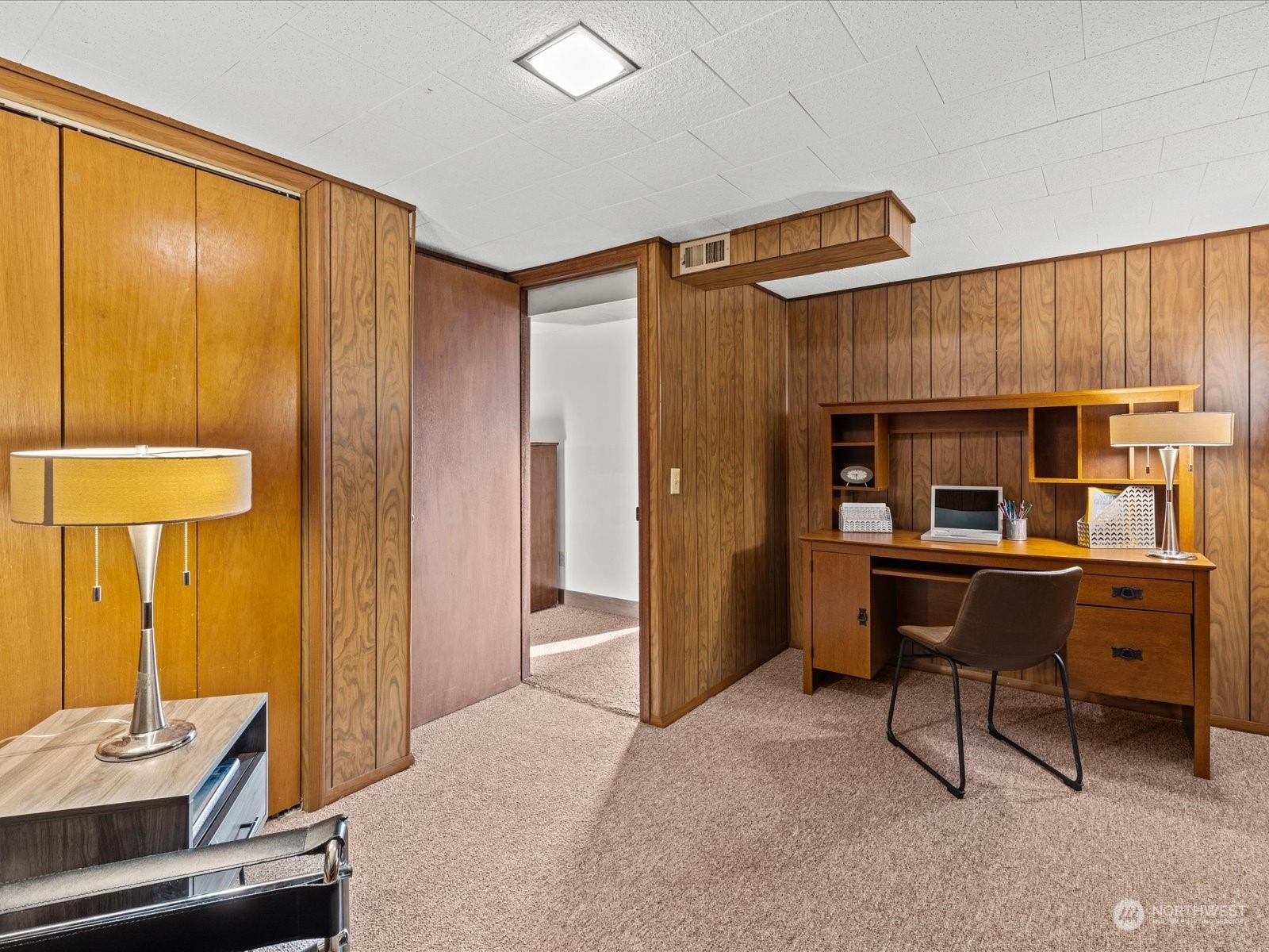 801 Grant Avenue South Renton, WA 98057 - Photo 29 of 40 a workspace with furniture and window