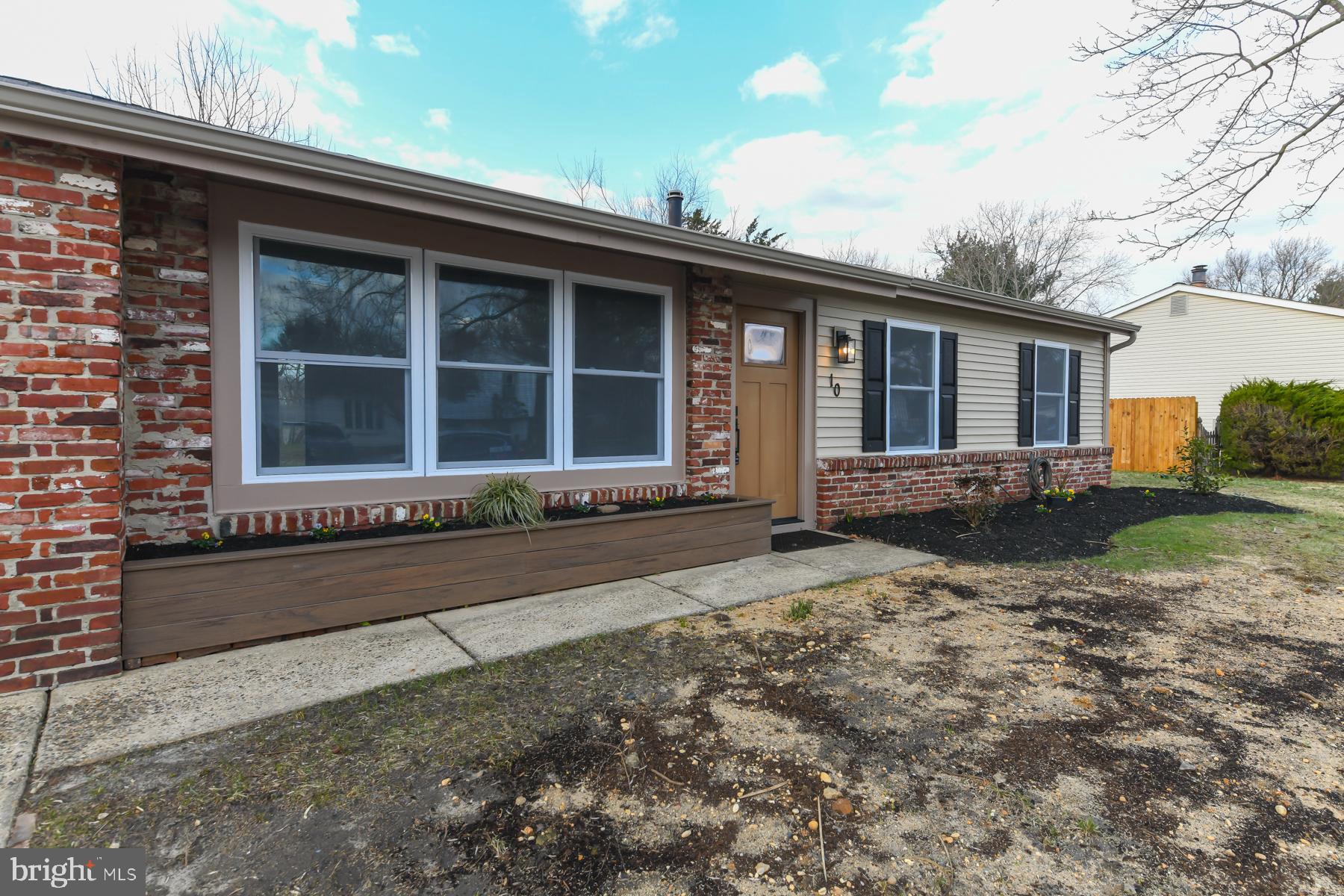 10 Ivy Lane Sicklerville, NJ 08081 - Photo 5 of 30 a front view of a house with garden