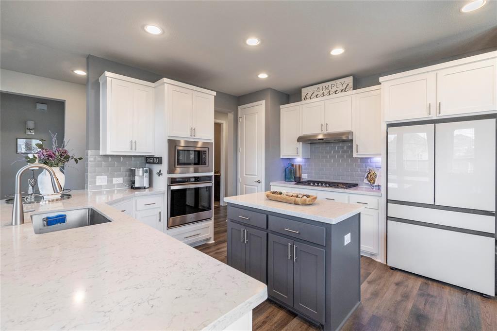 6201 Cupleaf Road Flower Mound, TX 76226 - Photo 4 of 40 a kitchen with a stove a refrigerator and a sink