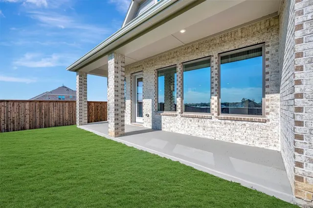 a view of a house with yard and porch