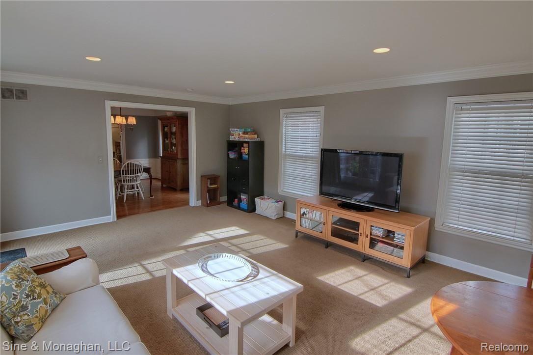 336 Merriweather Road Grosse Pointe, MI 48236 - Photo 10 of 28 Family_Room_2nd_View.jpg