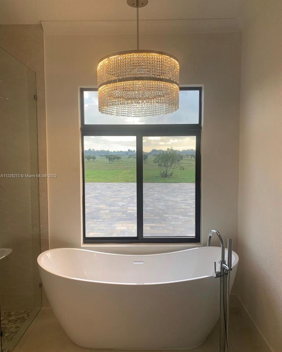 18830 Southwest 354th Street Homestead, FL 33034 - Photo 4 of 14 a bath tub sitting in a bathroom next to a window