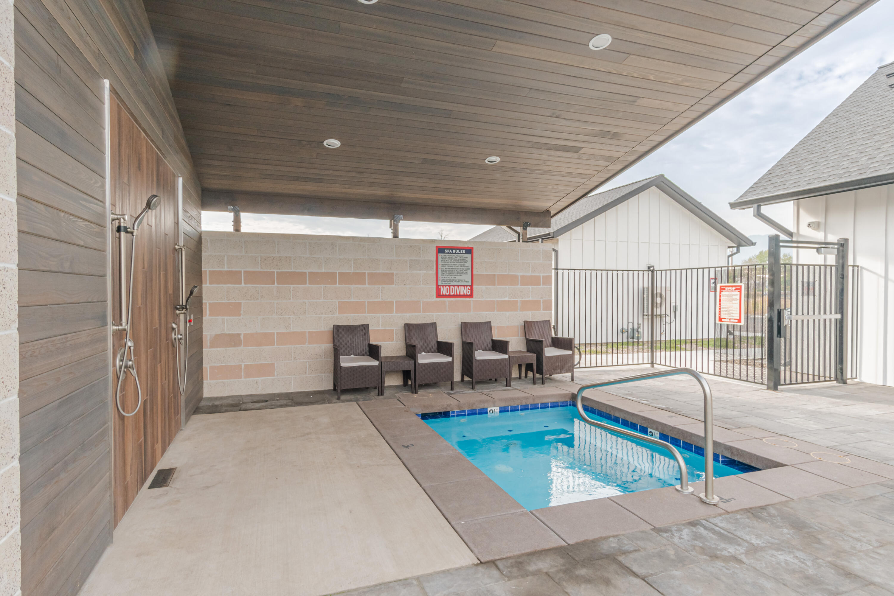 300 Luman Road, Unit 163 Phoenix, OR 97535 - Photo 32 of 34 Club Pool-5