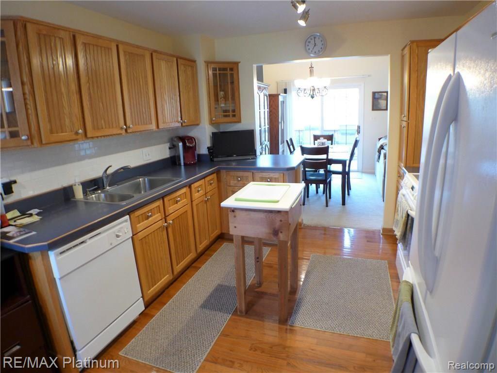 922 Ridge Court, Unit 130 Brighton, MI 48116 - Photo 7 of 29 P1040685.JPG