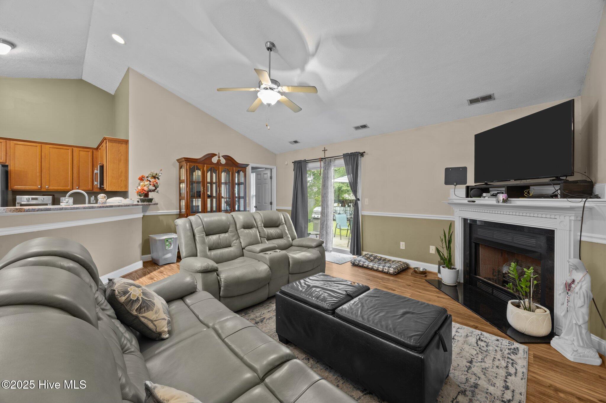3106 John Willis Road New Bern, NC 28562 - Photo 13 of 31 living room