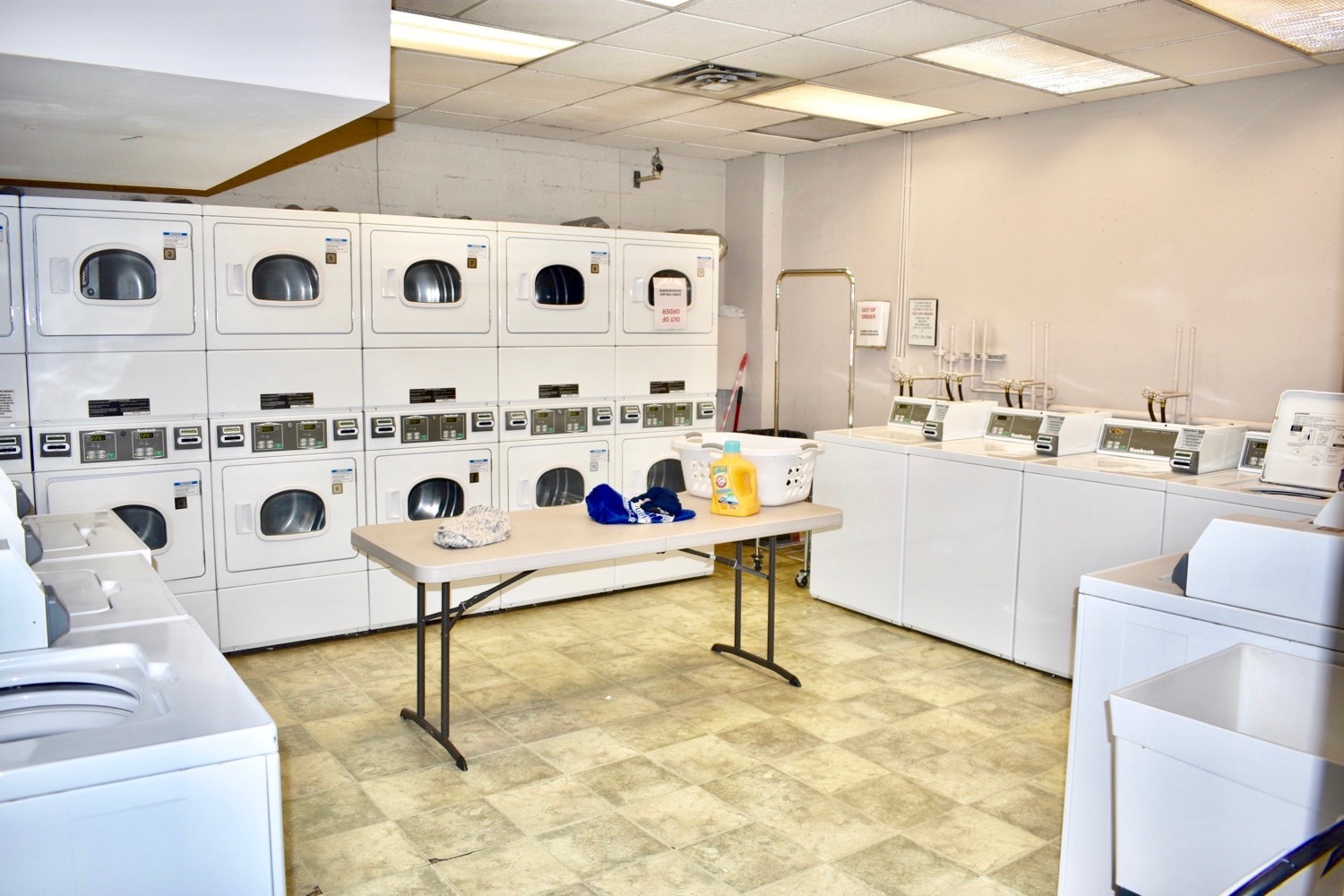 33 West Delaware Place, Unit 13A Chicago, IL 60610 - Photo 32 of 32 a living room with a couch and a table