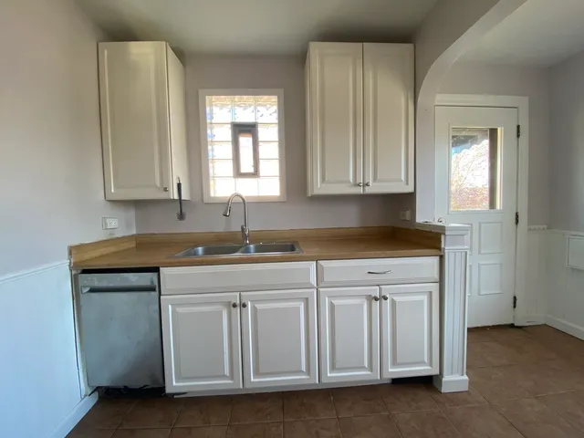 $1,900 | 132 Center Street, Bensenville, IL 60106