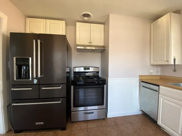 $1,900 | 132 Center Street, Bensenville, IL 60106