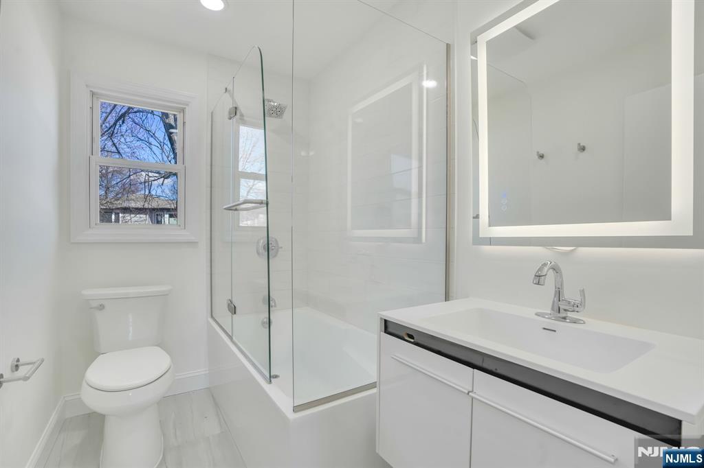 687 Lancaster Road Ridgefield, NJ 07657 - Photo 16 of 24