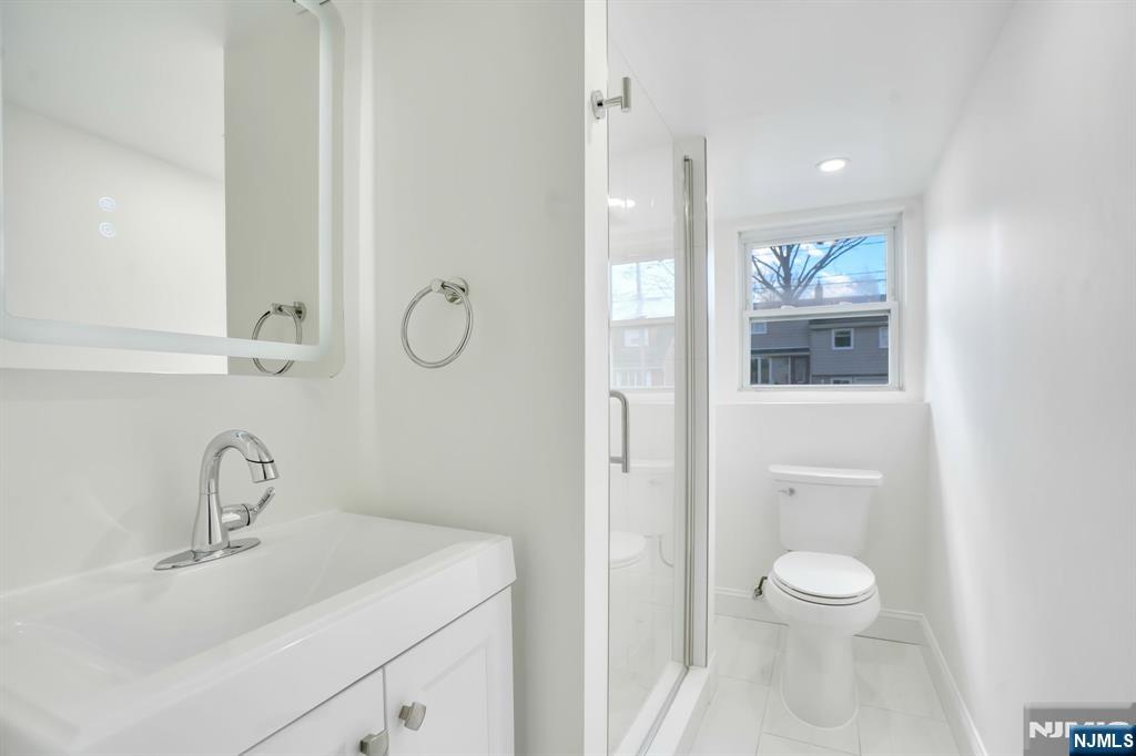 687 Lancaster Road Ridgefield, NJ 07657 - Photo 5 of 24