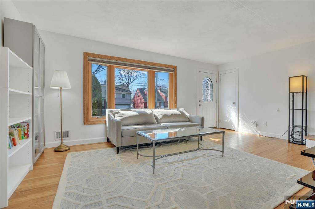 687 Lancaster Road Ridgefield, NJ 07657 - Photo 7 of 24