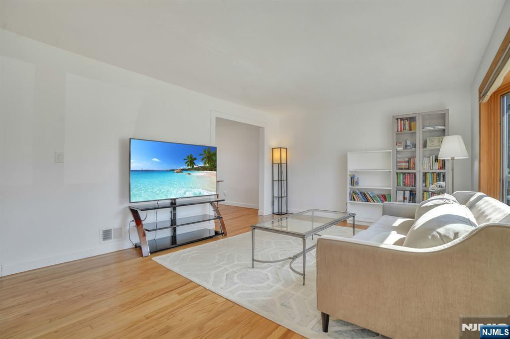 687 Lancaster Road Ridgefield, NJ 07657 - Photo 8 of 24