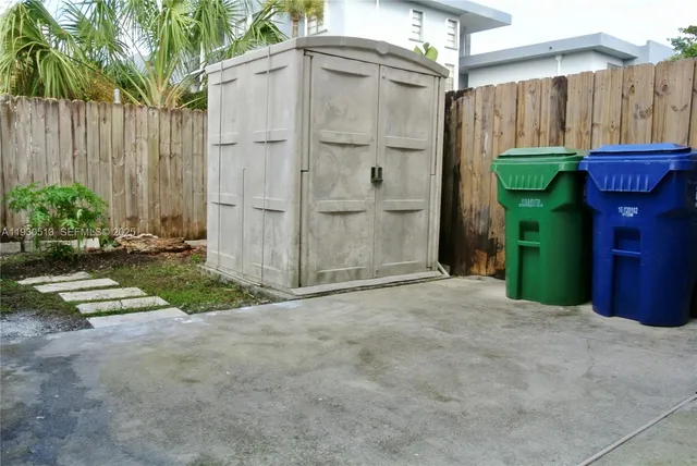 a view of a house with backyard and plants