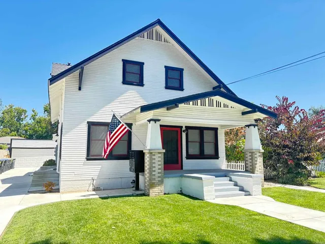 a front view of house with yard