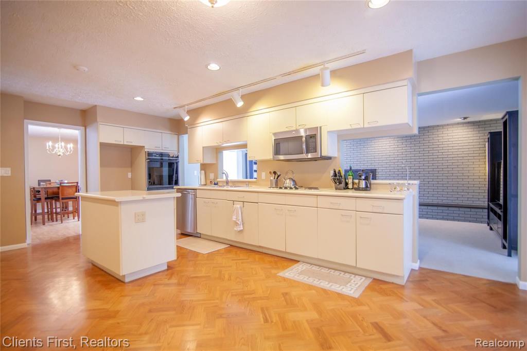 32333 Craftsbury Road Farmington Hills, MI 48334 - Photo 10 of 32