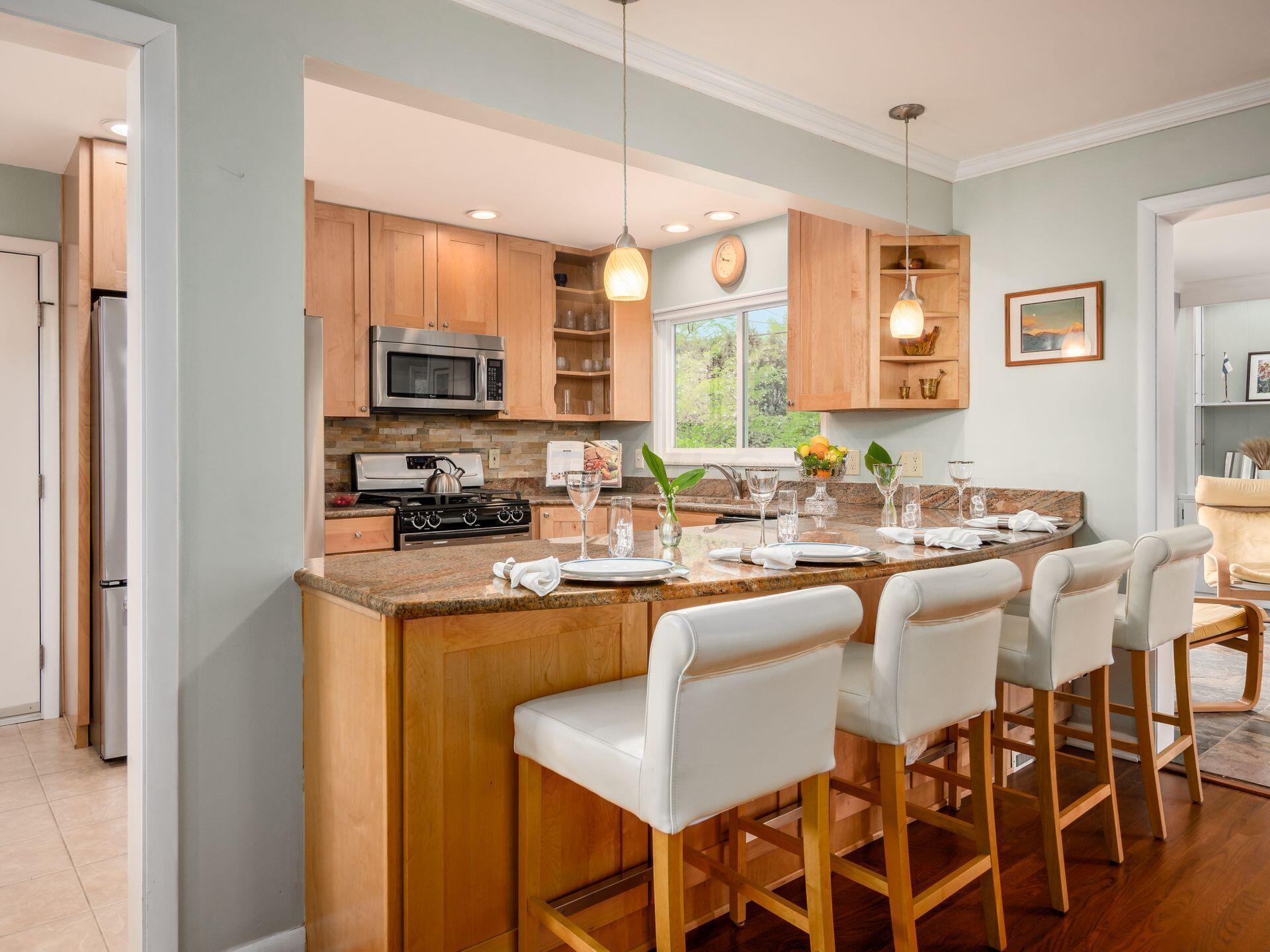 3465 Kirkham Road Columbus, OH 43221 - Photo 9 of 48 Kitchen & peninsula