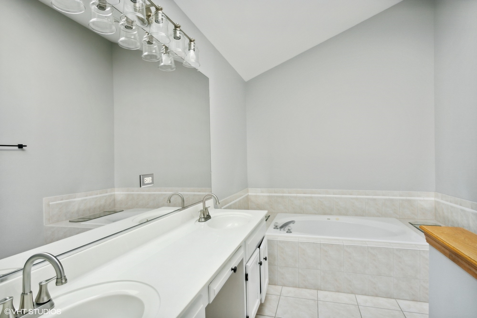 2772 Freeland Circle Naperville, IL 60564 - Photo 11 of 33 a bathroom with a sink and a bathtub