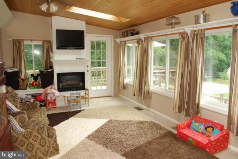 5401 Guinea Road Fairfax, VA 22032 - Photo 22 of 27 Sunroom off Kitchen overlooking pool