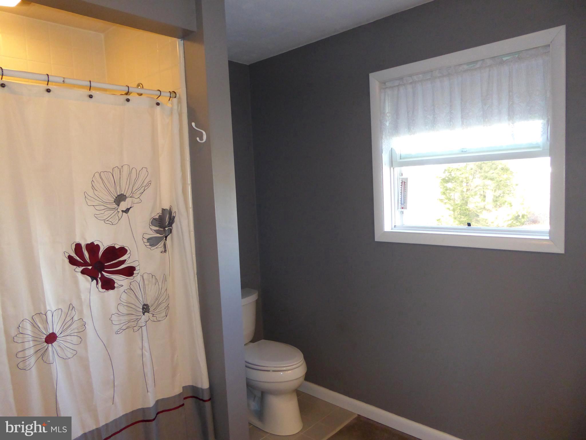 719 Mill Road Telford, PA 18969 - Photo 22 of 27 2nd Floor Bathroom