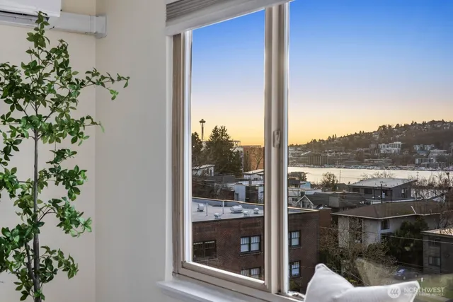 $395,000 | 2703 Boylston Avenue East, Unit 302, Seattle, WA 98102