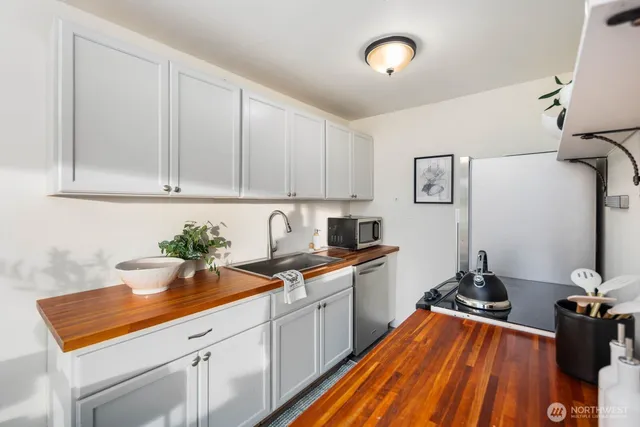 $395,000 | 2703 Boylston Avenue East, Unit 302, Seattle, WA 98102