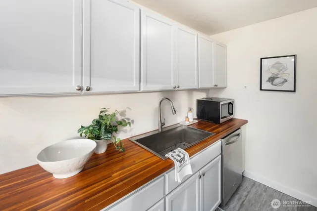 $395,000 | 2703 Boylston Avenue East, Unit 302, Seattle, WA 98102