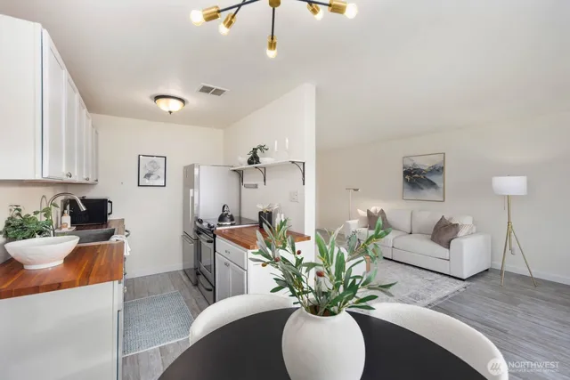 $395,000 | 2703 Boylston Avenue East, Unit 302, Seattle, WA 98102