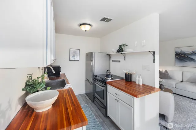 $395,000 | 2703 Boylston Avenue East, Unit 302, Seattle, WA 98102