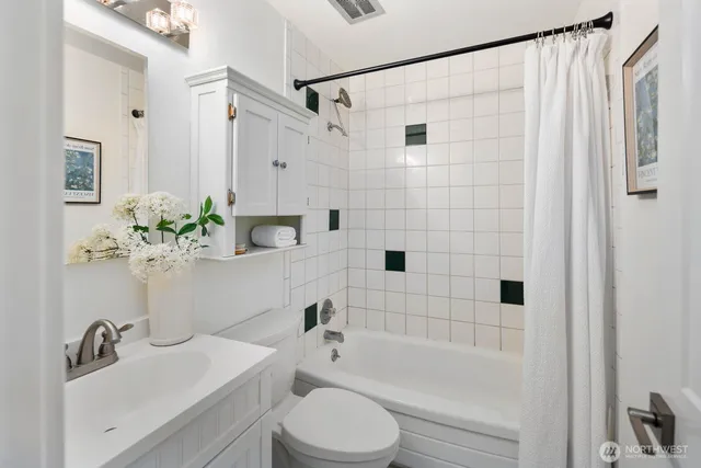 $395,000 | 2703 Boylston Avenue East, Unit 302, Seattle, WA 98102