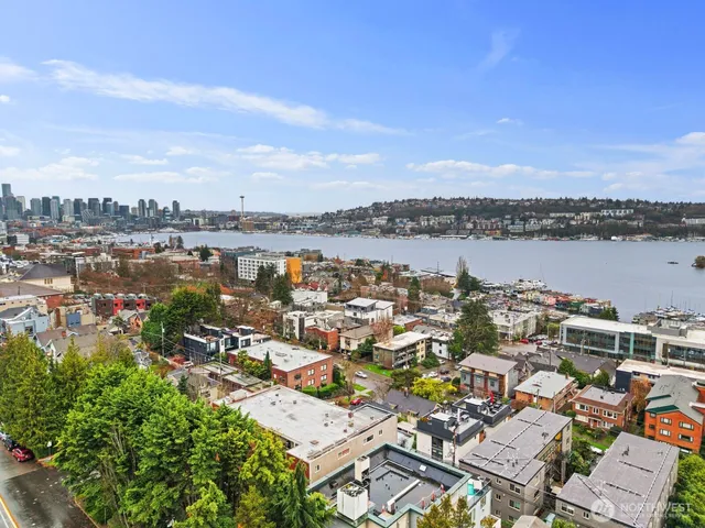 $395,000 | 2703 Boylston Avenue East, Unit 302, Seattle, WA 98102