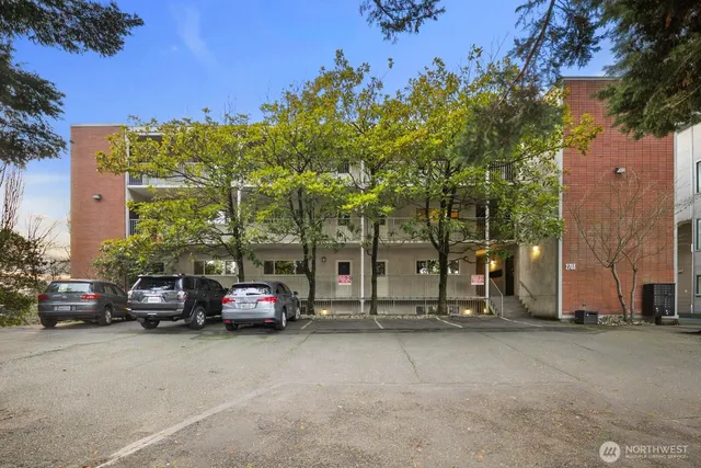 $395,000 | 2703 Boylston Avenue East, Unit 302, Seattle, WA 98102
