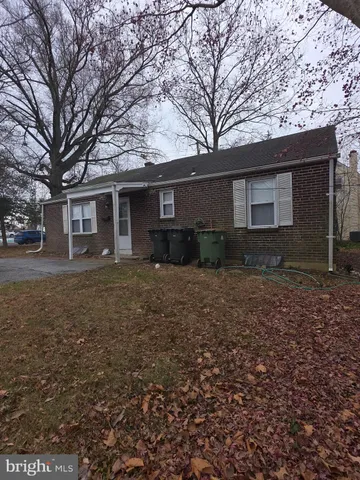 a house view with backyard space