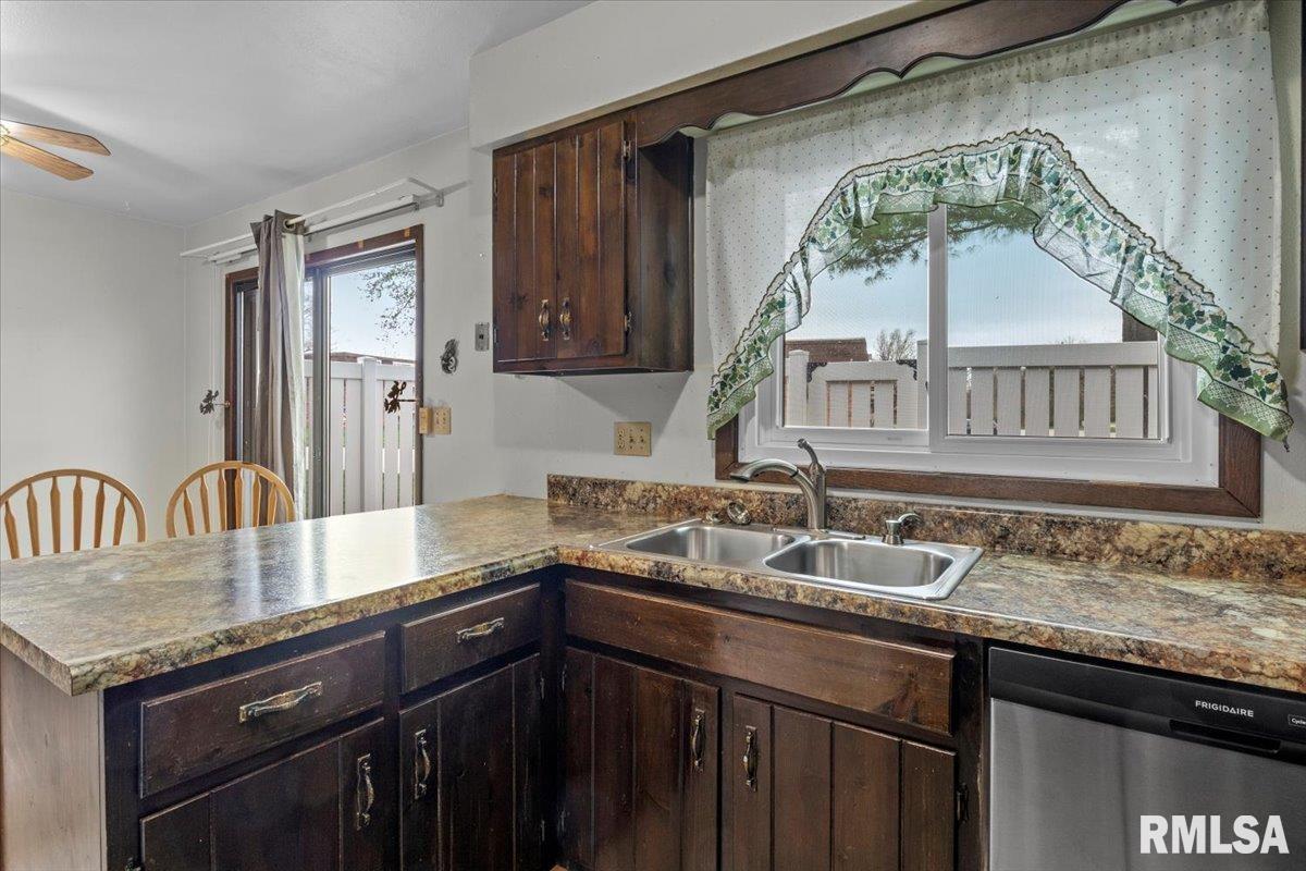 4 Brookside Place, Unit 4 Springfield, IL 62704 - Photo 7 of 27 Gallery Image 7