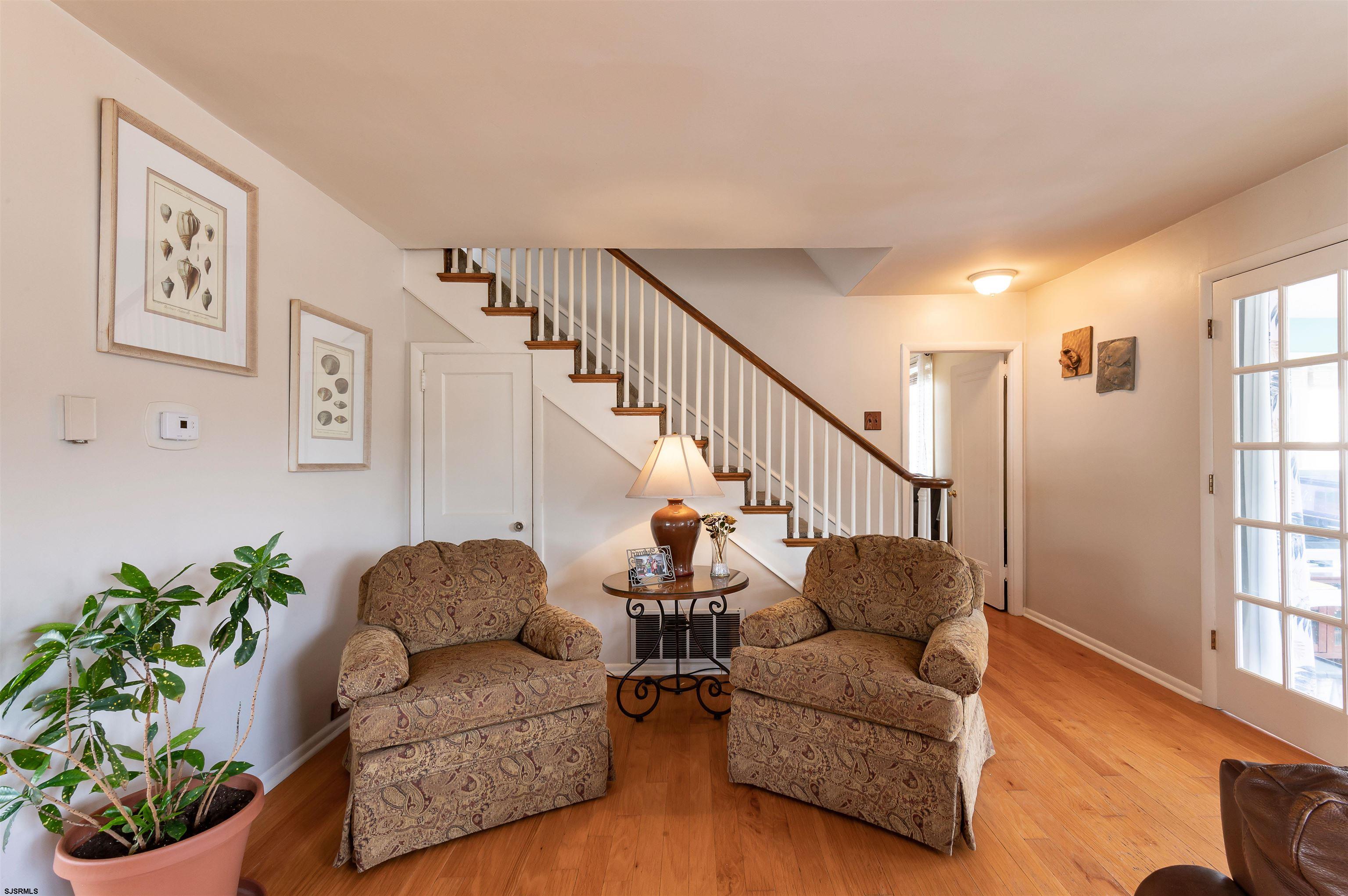 34 Ocean Road Ocean City, NJ 08226 - Photo 7 of 33 a living room with furniture and a potted plant