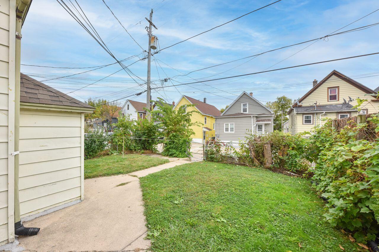 2166 South 6th Street Milwaukee, WI 53215 - Photo 3 of 24 X8I0a3_Q