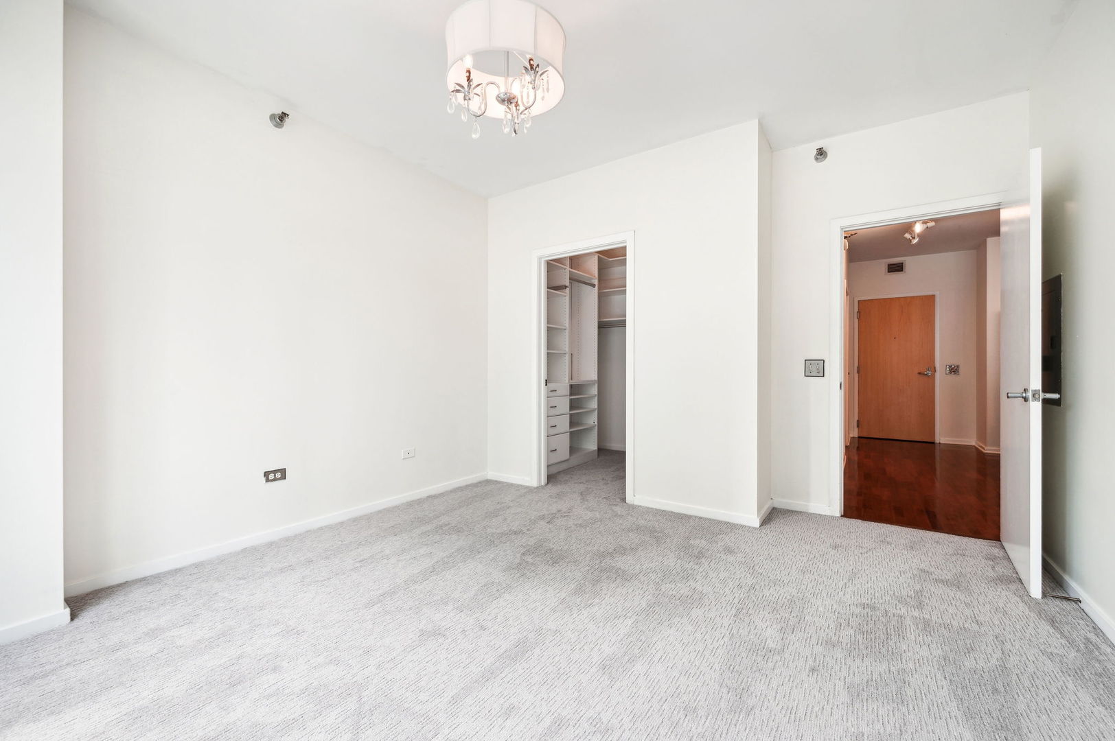 123 South Green Street, Unit 407B Chicago, IL 60607 - Photo 11 of 20 an empty room with a bathroom