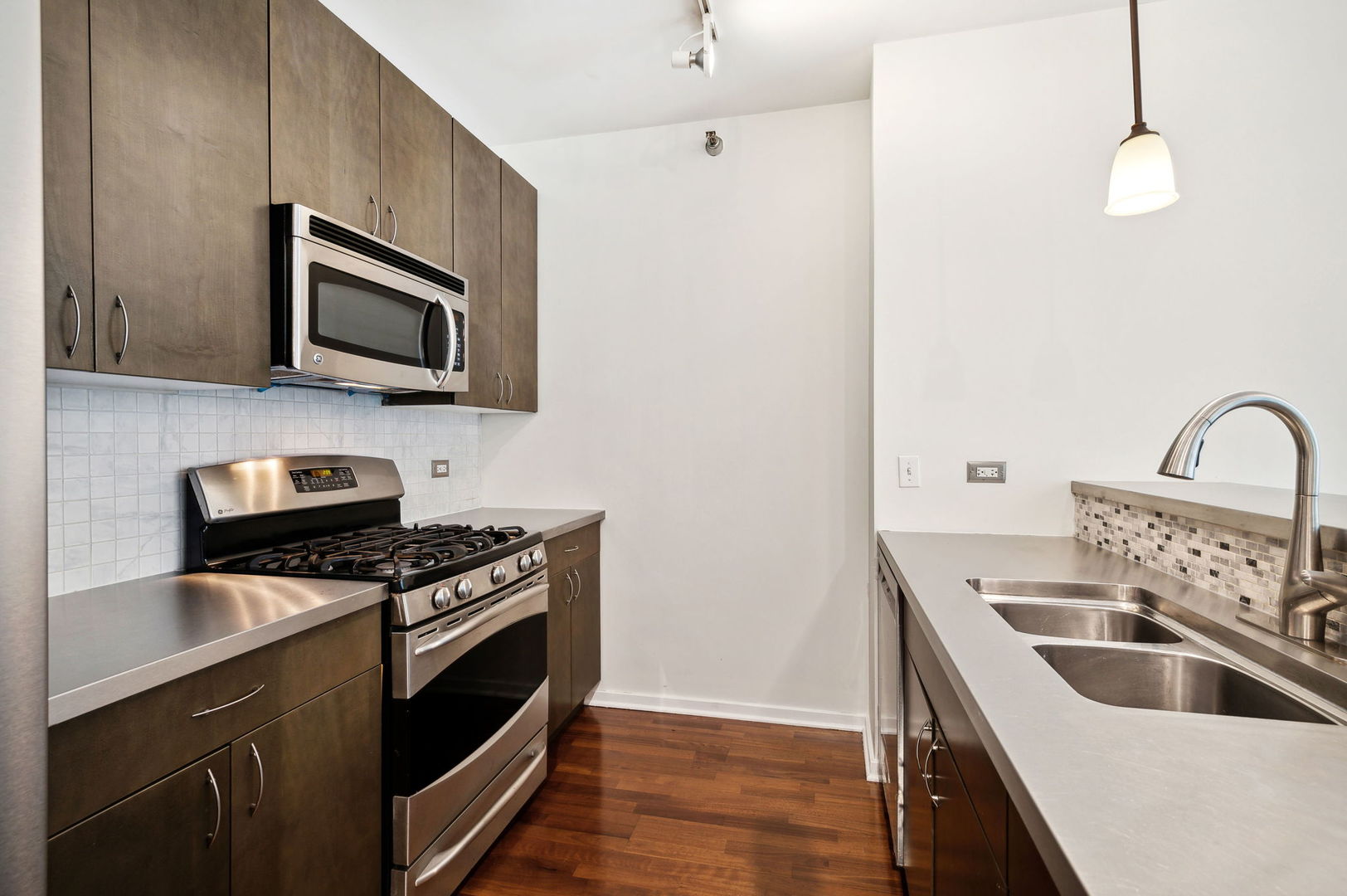123 South Green Street, Unit 407B Chicago, IL 60607 - Photo 9 of 20 a kitchen with sink a microwave a stove and refrigerator