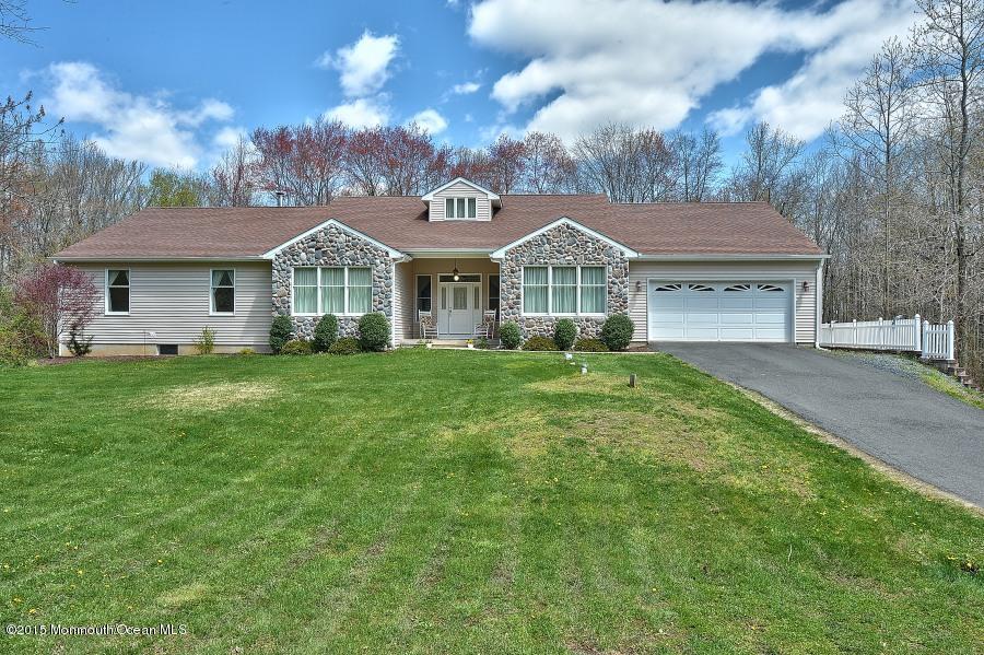 33 Larrison Road Wrightstown, NJ 08562 - Photo 1 of 35 a front view of a house with a garden
