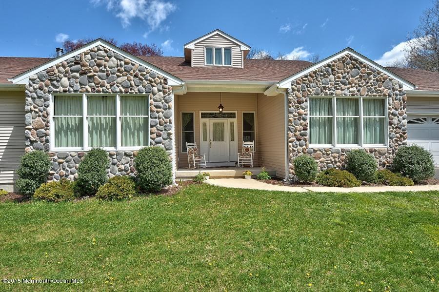 33 Larrison Road Wrightstown, NJ 08562 - Photo 2 of 35 front view of a house with a yard