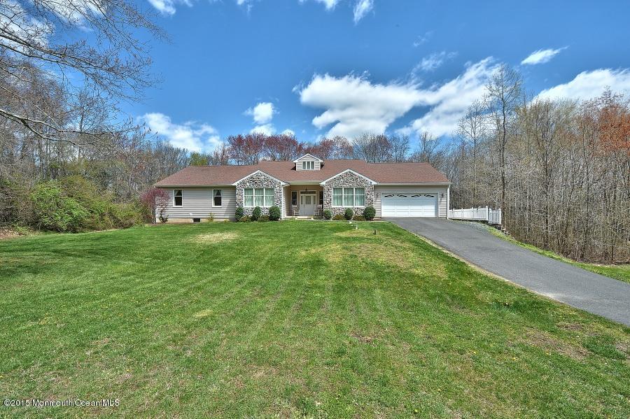 33 Larrison Road Wrightstown, NJ 08562 - Photo 35 of 35 a front view of a house with garden
